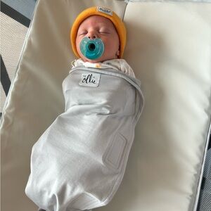 Ollie Baby Swaddle in Gray